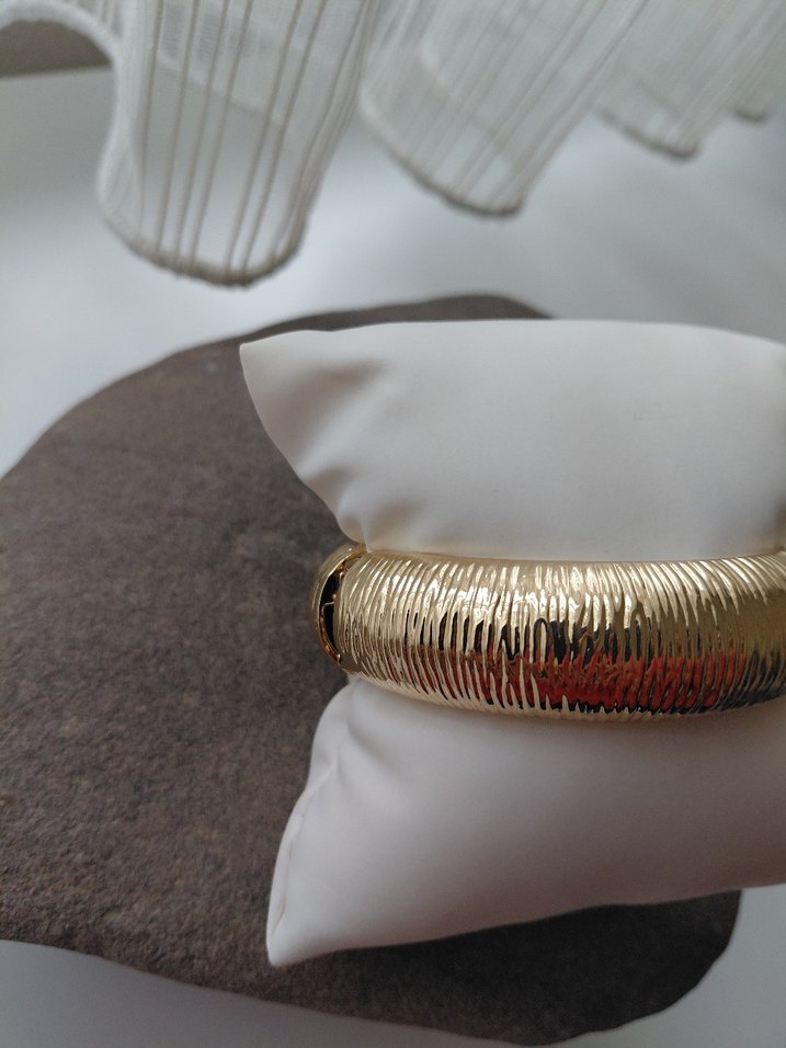 Altın Renk Tırtıklı Kadın Bileklik Kelepçe - Görsel 3