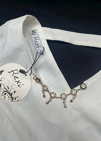 Boncuk Detaylı Beyaz V Yakalı Kolsuz Bluz - Görsel 4