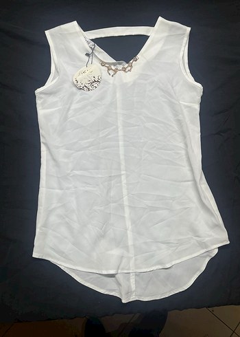 Boncuk Detaylı Beyaz V Yakalı Kolsuz Bluz - Görsel 2