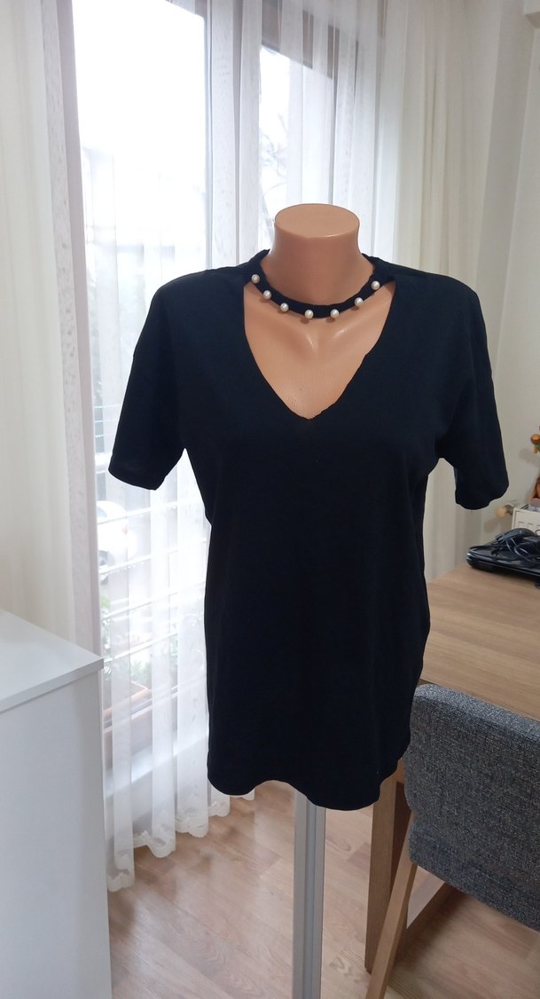 Boncuk Detaylı Siyah V Yaka Mini Bluz - Görsel 2