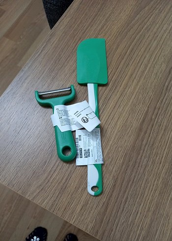 Yeşil Plastik Mutfak Spatulası ve Soyucu - Görsel 3