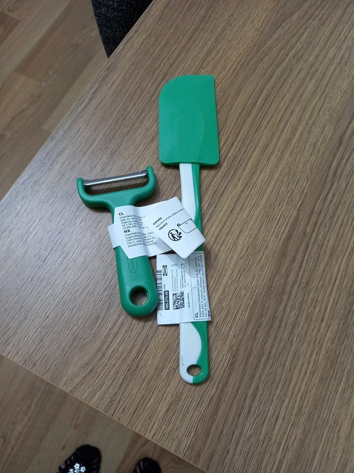 Yeşil Plastik Mutfak Spatulası ve Soyucu - Görsel 3