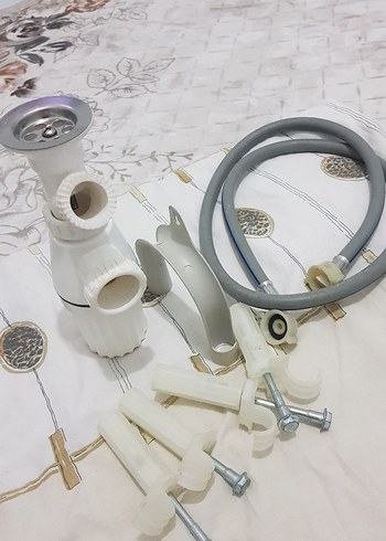 Beyaz ve Gri Mutfak Lavabo Parçaları