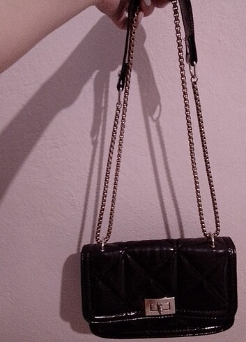 Siyah parlak çanta 