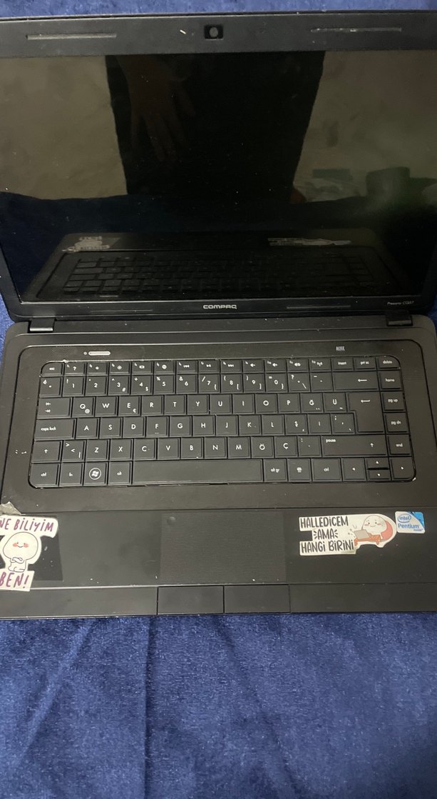 Siyah Compaq Laptop - Görsel 3