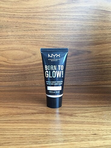 Nyx born to glow light porcelain rengi ( pembe alt tonlu en açık