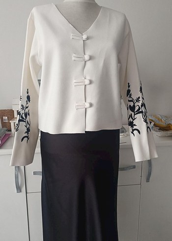 Düğmeli Nakışlı Beyaz Kadın Hırka - Görsel 3