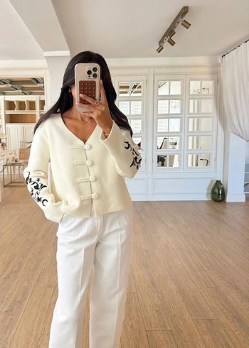 Düğmeli Nakışlı Beyaz Kadın Hırka - Görsel 2