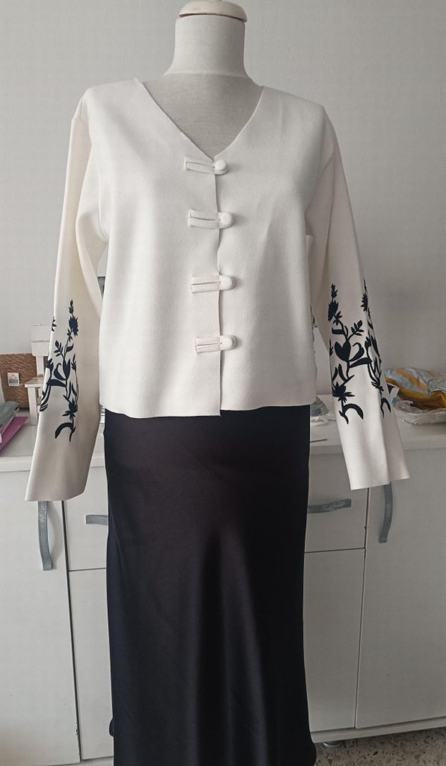 Düğmeli Nakışlı Beyaz Kadın Hırka - Görsel 3