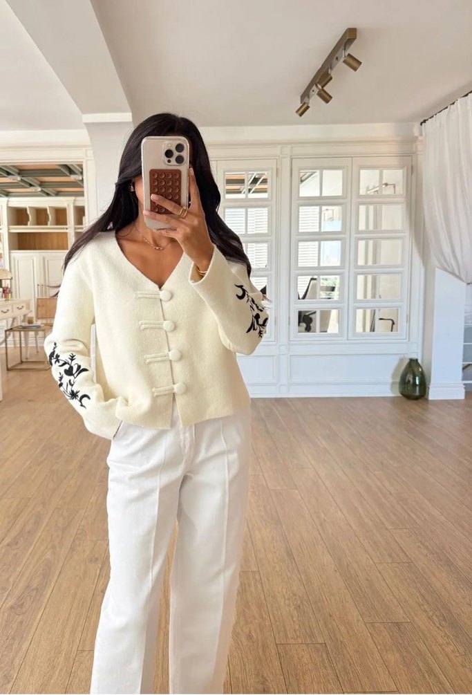 Düğmeli Nakışlı Beyaz Kadın Hırka - Görsel 2