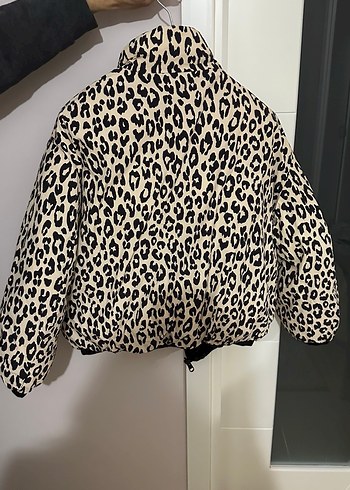 Bershka çift taraflı leopar desenli şişme mont - Görsel 3