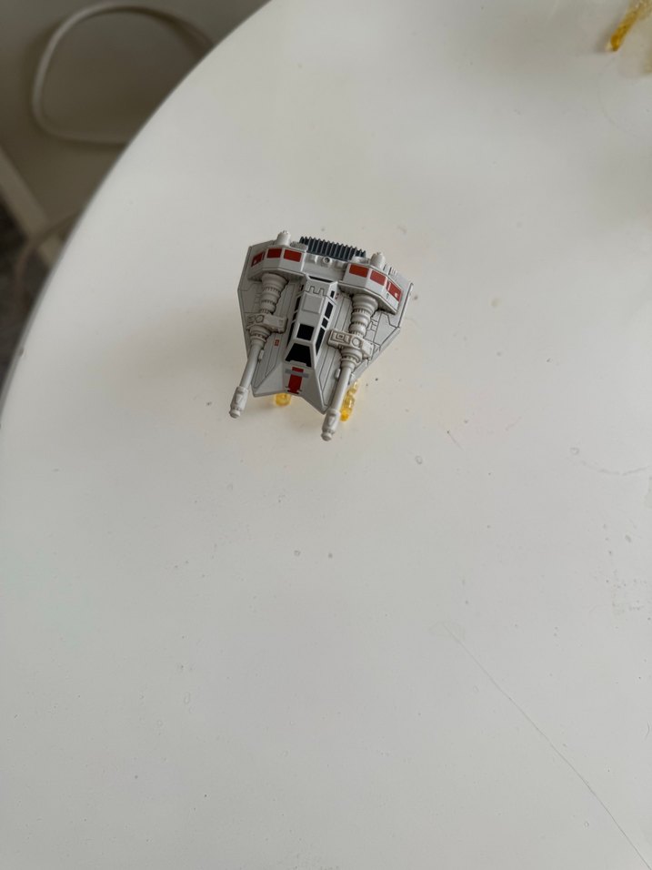 Beyaz ve Gri Uzay Gemisi Figürü - Görsel 4