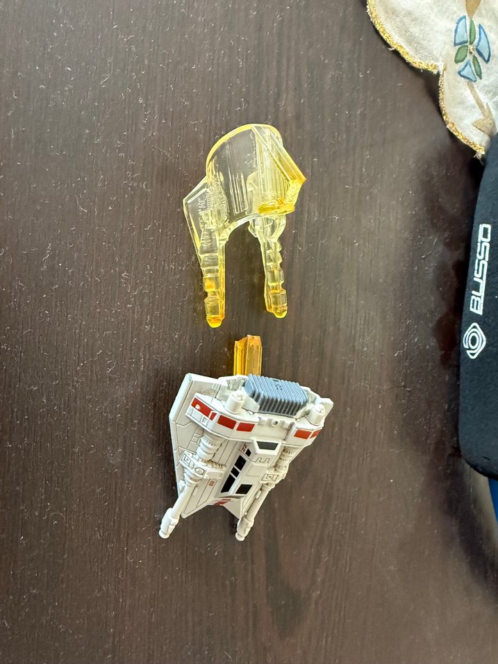 Beyaz ve Gri Uzay Gemisi Figürü - Görsel 3