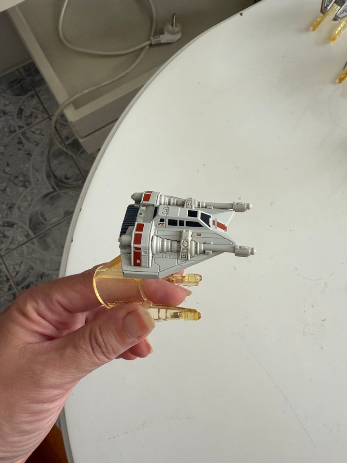 Beyaz ve Gri Uzay Gemisi Figürü - Görsel 5