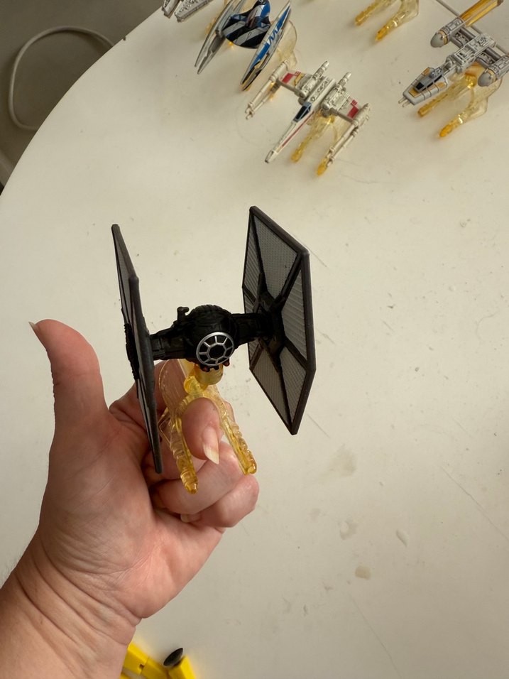 Beyaz ve Siyah Model Kit Uçak - Görsel 2