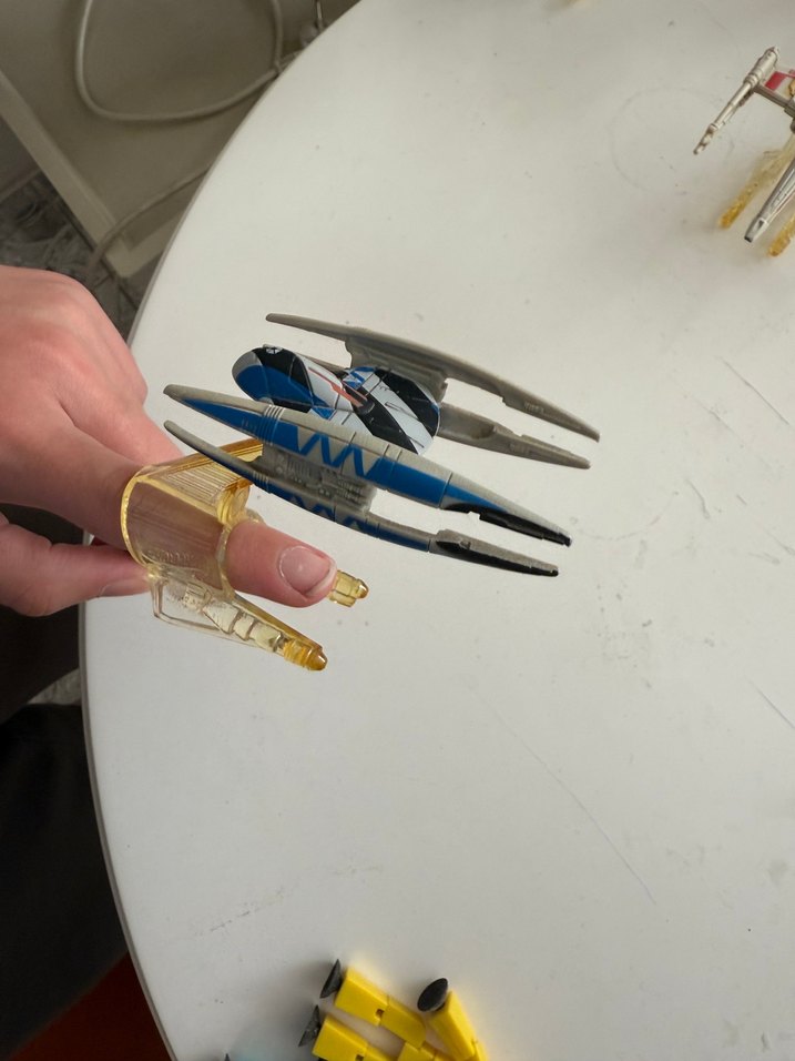 Mavi ve Gri Oyuncak Araba - Görsel 2