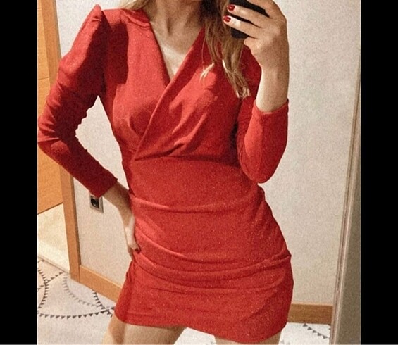 Kırmızı simli elbise