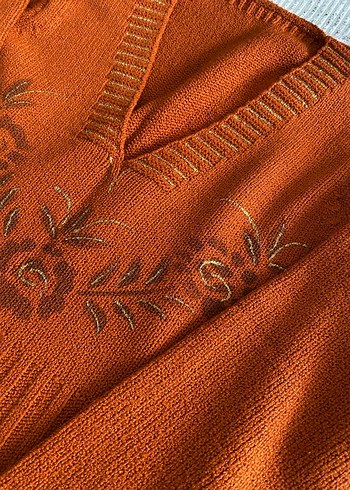Kahverengi Nakışlı V Yakalı Örgü Kazak - Görsel 5