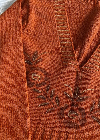 Kahverengi Nakışlı V Yakalı Örgü Kazak - Görsel 3