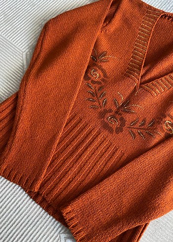 Kahverengi Nakışlı V Yakalı Örgü Kazak - Görsel 6