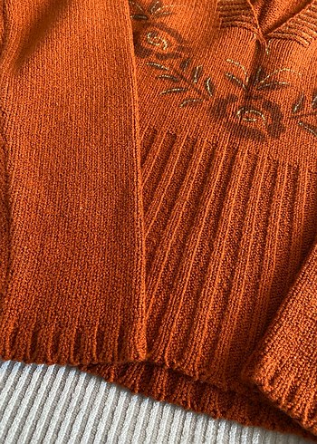 Kahverengi Nakışlı V Yakalı Örgü Kazak - Görsel 7