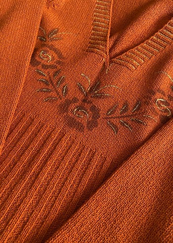 Kahverengi Nakışlı V Yakalı Örgü Kazak - Görsel 4