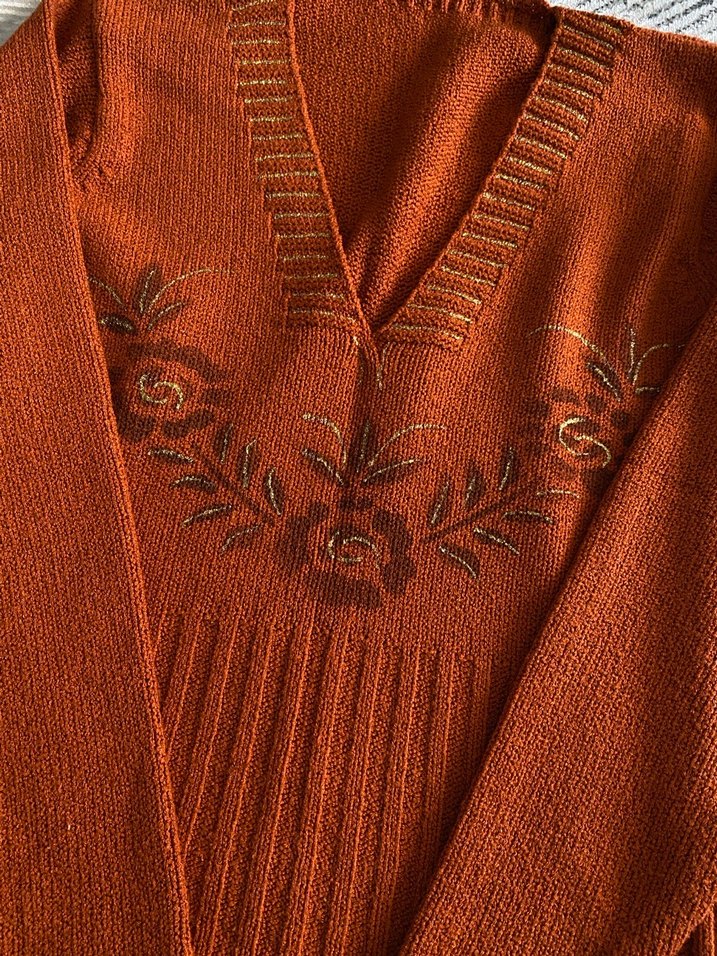 Kahverengi Nakışlı V Yakalı Örgü Kazak - Görsel 2
