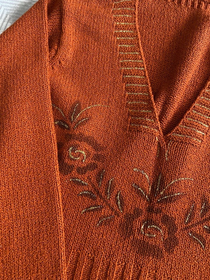 Kahverengi Nakışlı V Yakalı Örgü Kazak - Görsel 3