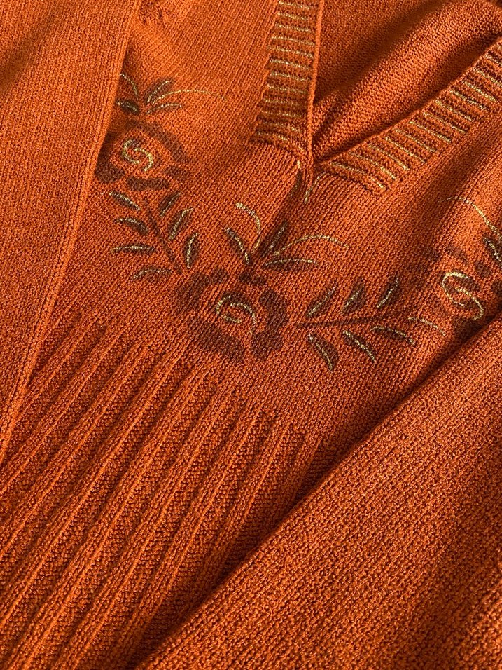 Kahverengi Nakışlı V Yakalı Örgü Kazak - Görsel 4