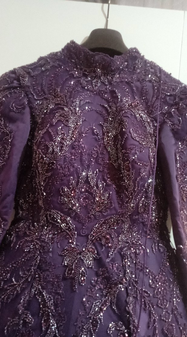 Mor Uzun Straplez Nakışlı Gotik nişan elbisesi - Görsel 3