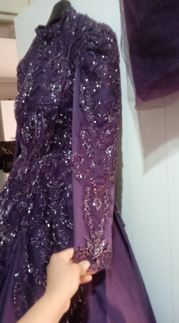 Mor Uzun Straplez Nakışlı Gotik nişan elbisesi - Görsel 4