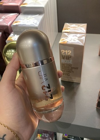Carolina Herrera 212 VIP Rosé Kadın Parfüm - Görsel 2