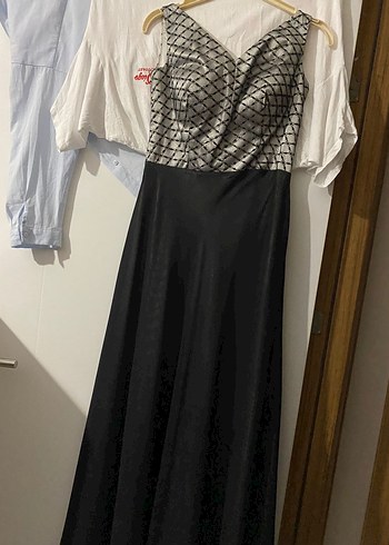 V Yaka Dökümlü Siyah Uzun Kadın Abiye Elbise - Görsel 2