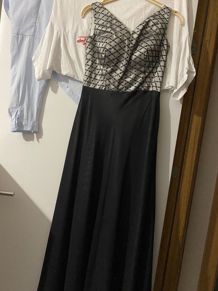 V Yaka Dökümlü Siyah Uzun Kadın Abiye Elbise - Görsel 2