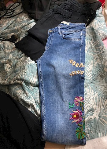 Nakış Detaylı Mavi Denim Kadın Pantolon