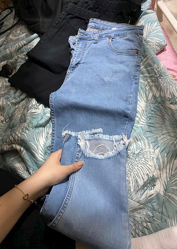 Yırtık Detaylı Mavi Midi Denim Pantolon