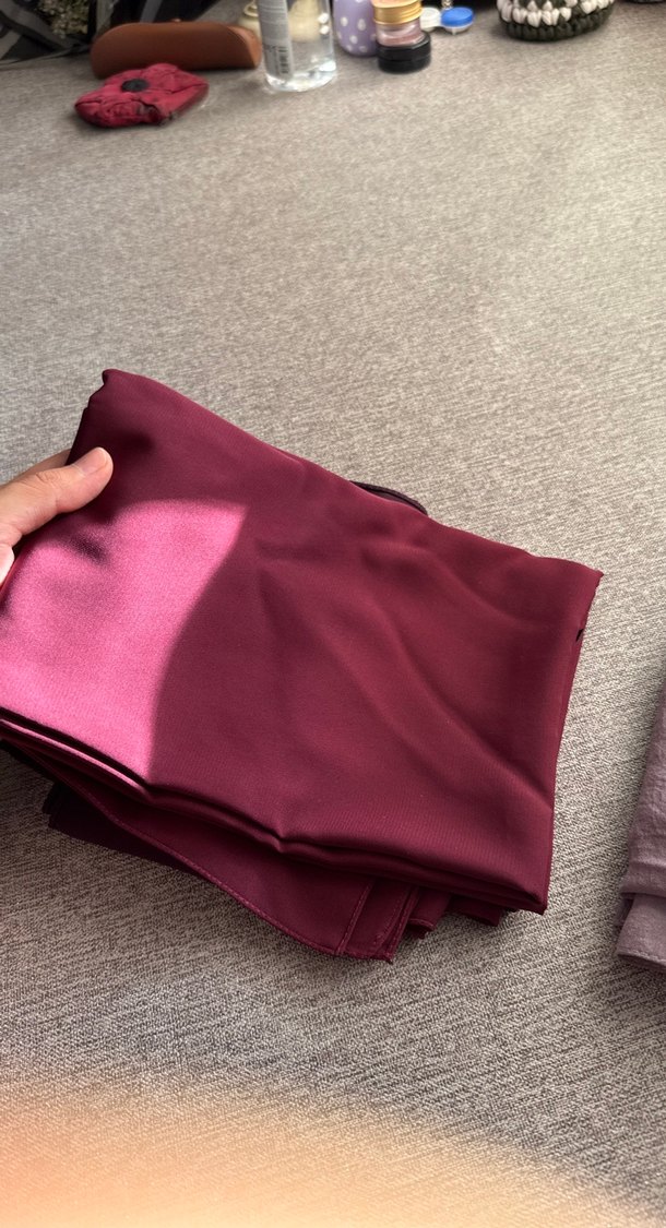 Bordo Saten Kadın Şal - Salaş ve Şık - Görsel 4