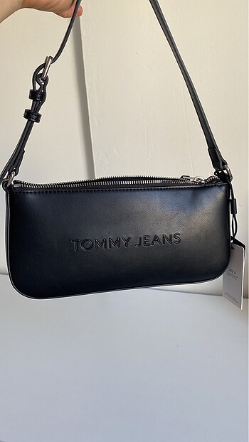 TOMMY HİLFİGER KADIN OMUZ ÇANTASI -