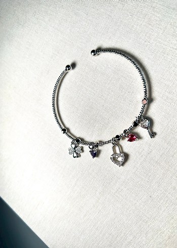Kalpli Kilit Detaylı Pandora Tarzı Taşlı Charm Bileklik - Görsel 5