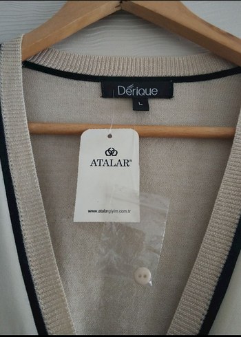 Atalar Bej V Yaka Düğmeli Kadın Hırka