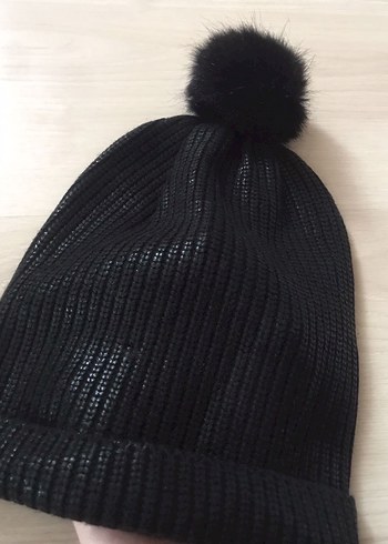 Siyah Ponponlu Parlak Bere - Görsel 3