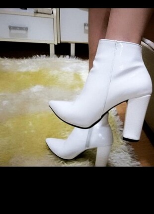 Beyaz rugan bootie