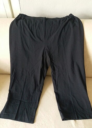 Kısa paça yırtmaçlı siyah kapri kumaş pantalon 