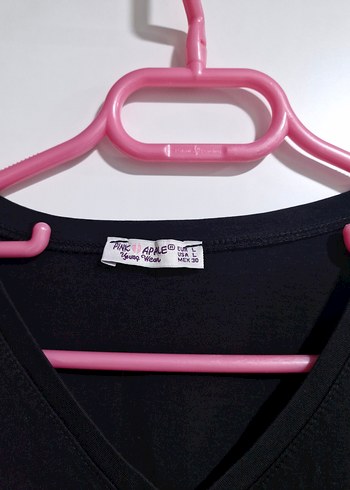 Siyah V Yaka Pul İşlemeli Kadın Tişört - Görsel 2