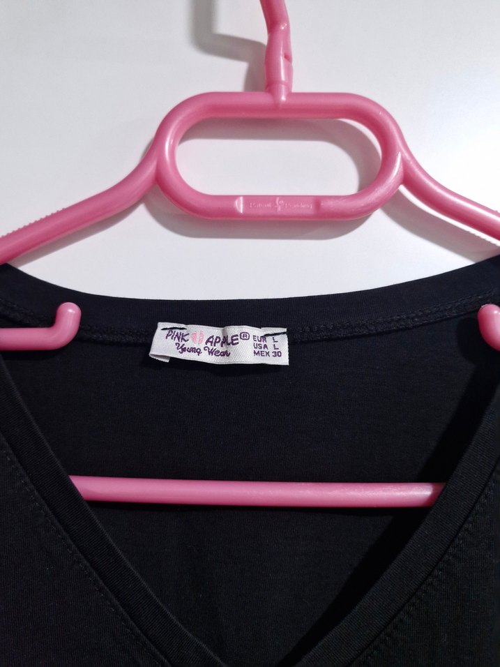 Siyah V Yaka Pul İşlemeli Kadın Tişört - Görsel 2