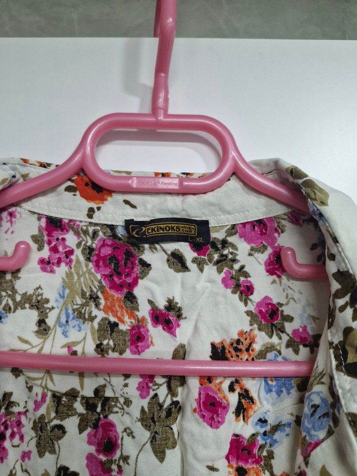 Çiçek Desenli Kolsuz Gömlek - Görsel 2