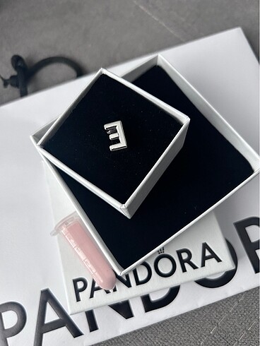 Beden Pandora e harf charm