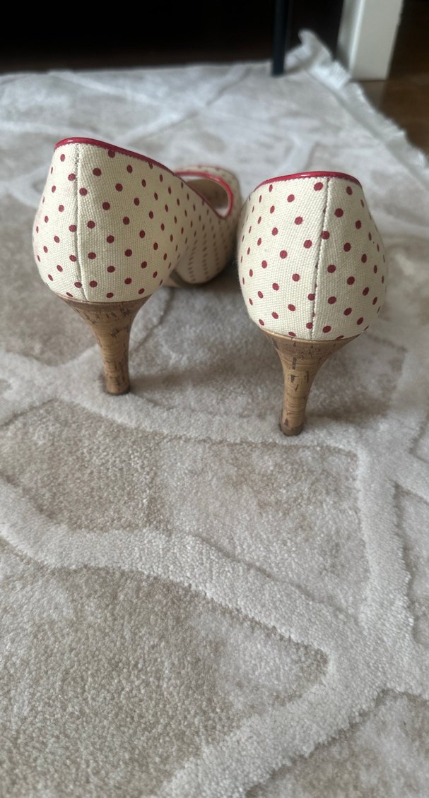 Krem rengi üzerinde kırmızı puantiyeli  Topuklu Kadın Ayakkabı - Görsel 3
