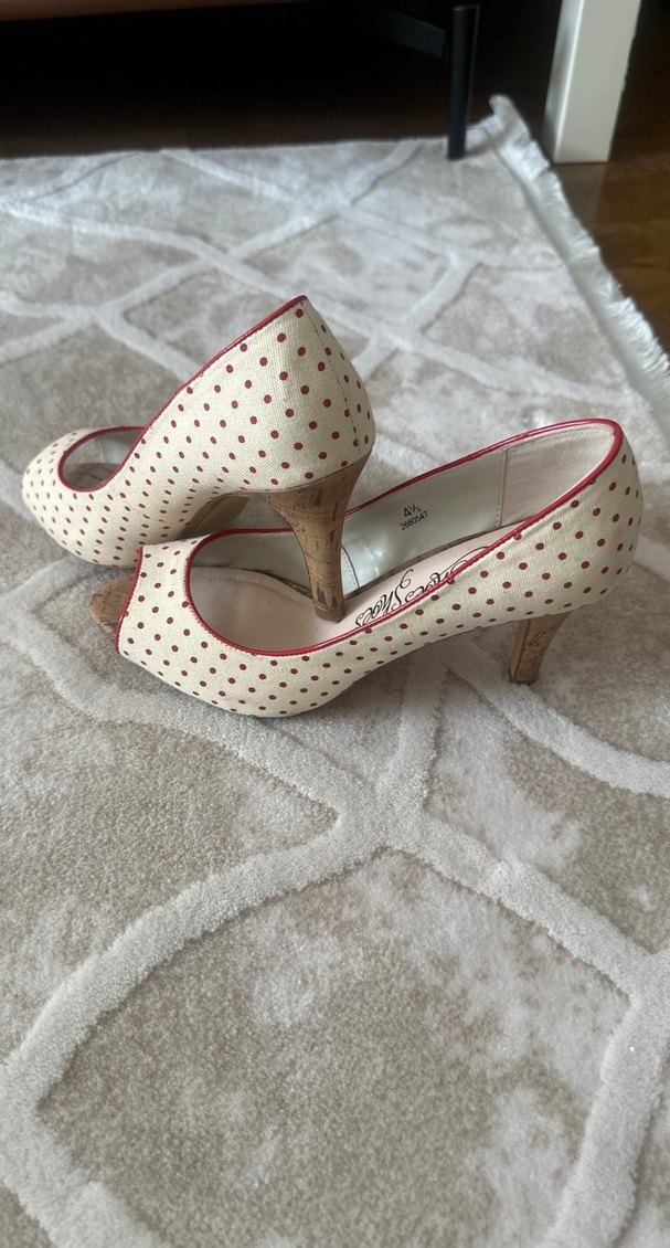 Krem rengi üzerinde kırmızı puantiyeli  Topuklu Kadın Ayakkabı - Görsel 4