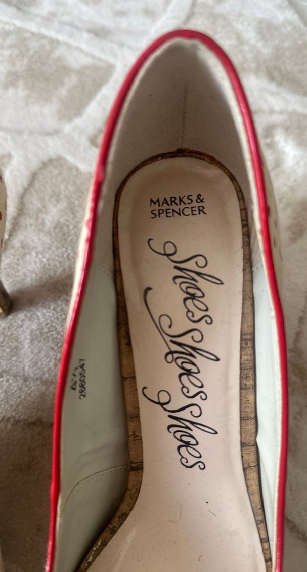 Krem rengi üzerinde kırmızı puantiyeli  Topuklu Kadın Ayakkabı - Görsel 2